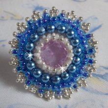 Azur Ring bestickt mit einem Swarovski Kristall und Perlmuttperlen